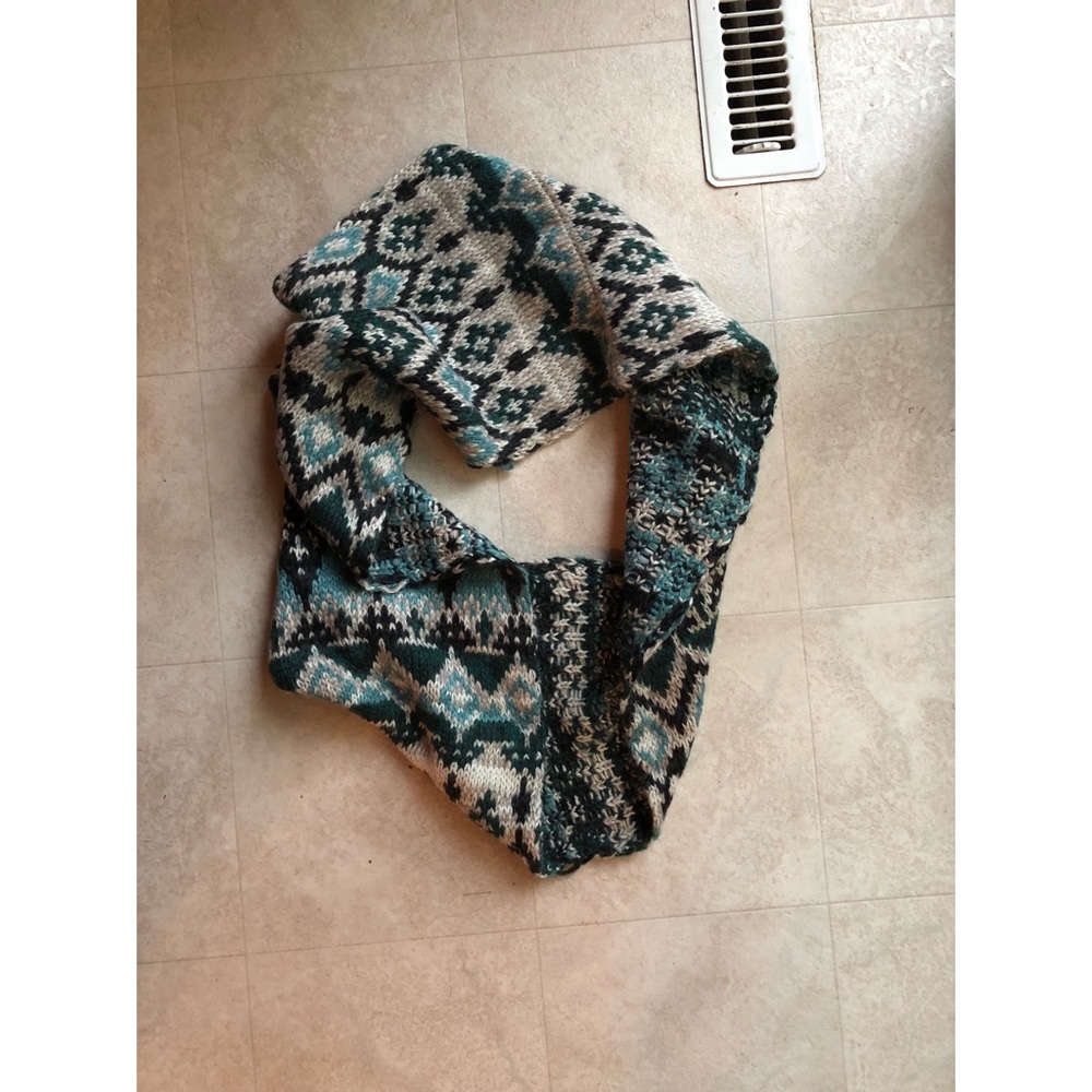 American Eagle Infinity Loop Scarf—winter knit